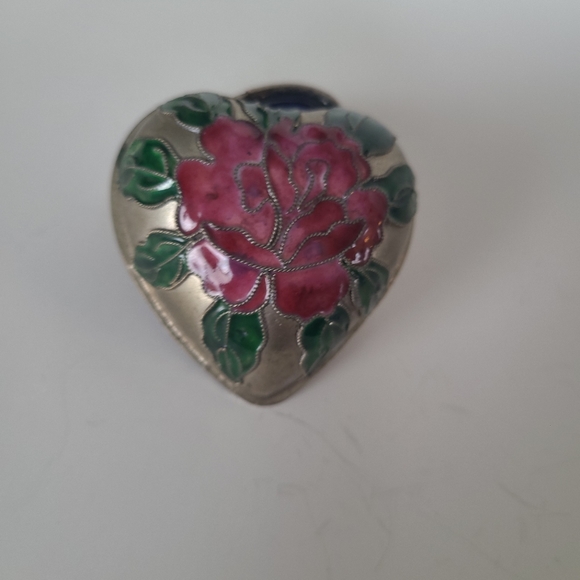 🌸 Vintage Heart Shaped Trinket Box with Botanical Accents - Picture 4 of 4